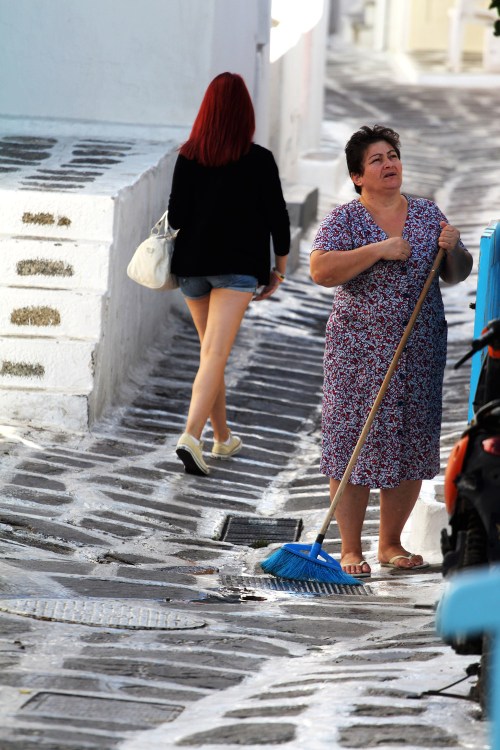 3618 Lady with broom